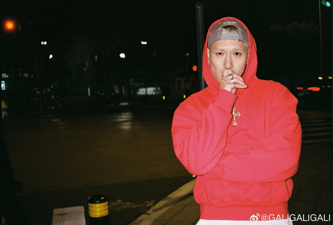 "曲风里是drake的即视感,flow是《琥珀》的升级,歌词也更精湛,歌词里"