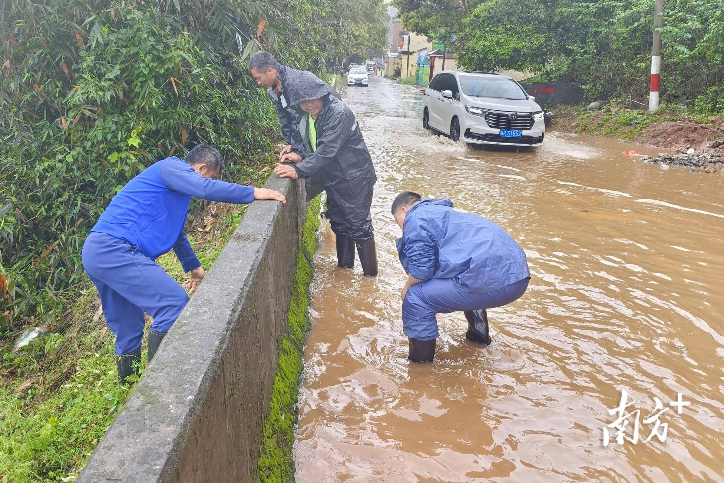 村道出现内涝，连州瑶安乡“汛”速排水保畅通_应急_道路_影响