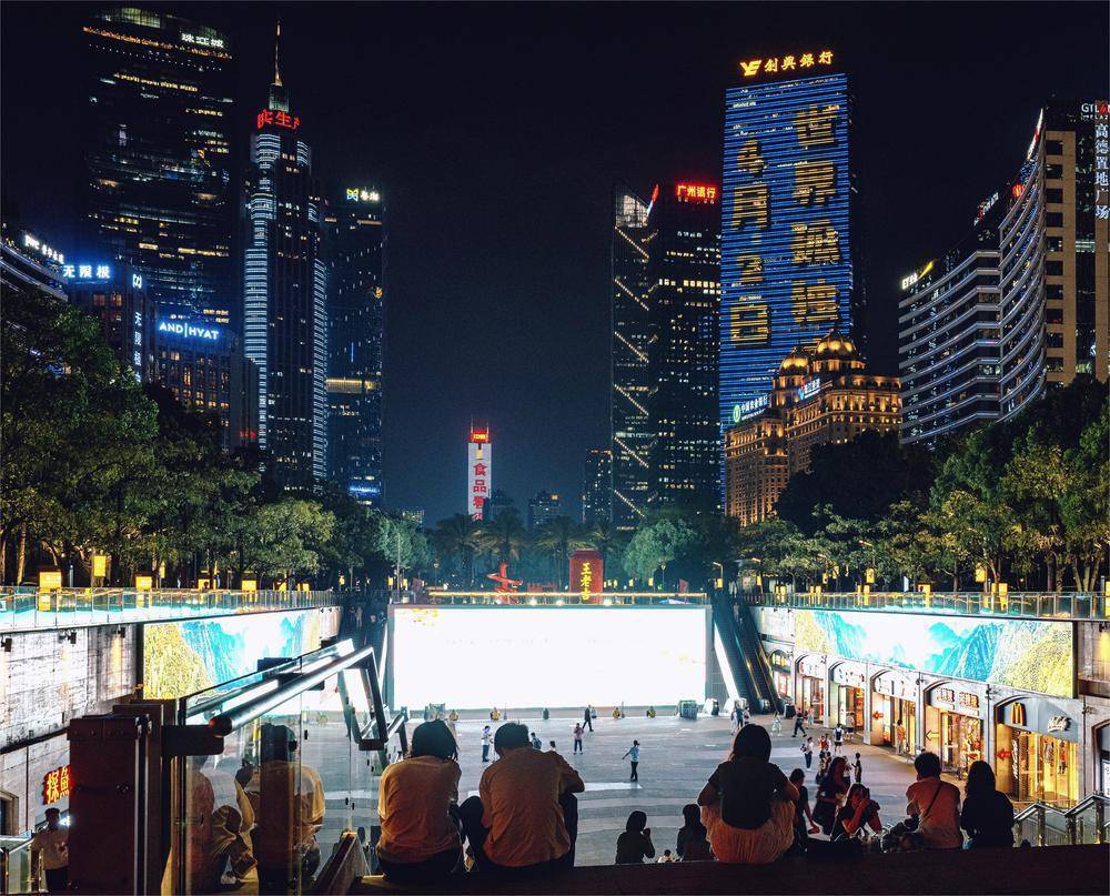 多个广州地标集体亮灯拥抱来自星星的孩子