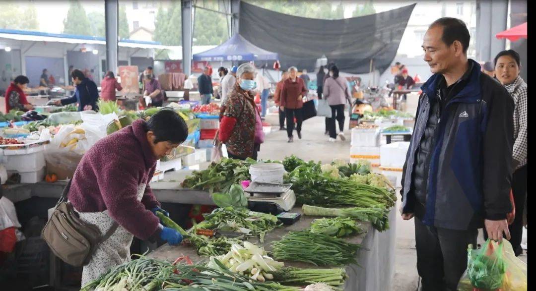 "岗湾街道农胜社区居民章菊接过话茬说.