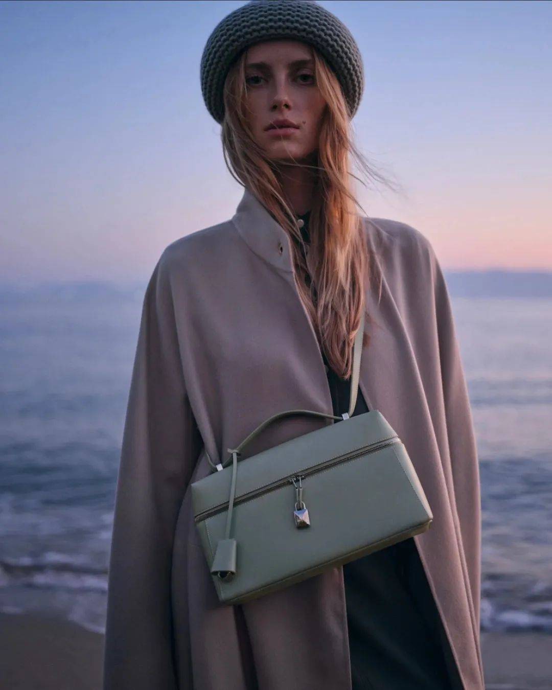 其实都会觉得有点眼熟,比如说现在巴黎世家的rodeo包,fendi的peekaboo