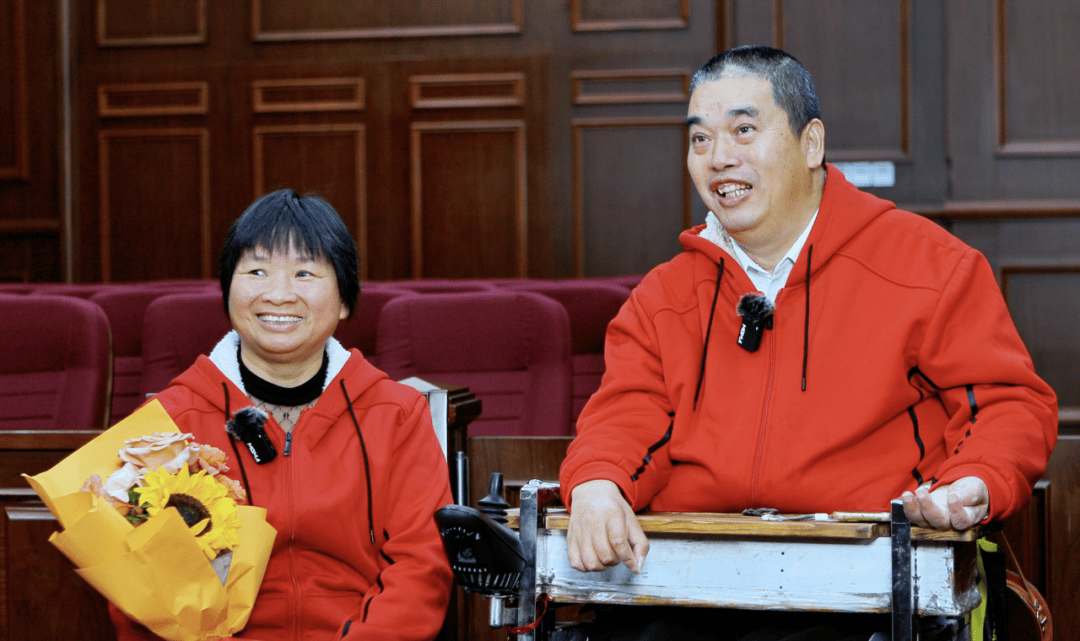 何伟良,陈富金接受厦门晚报记者采访.