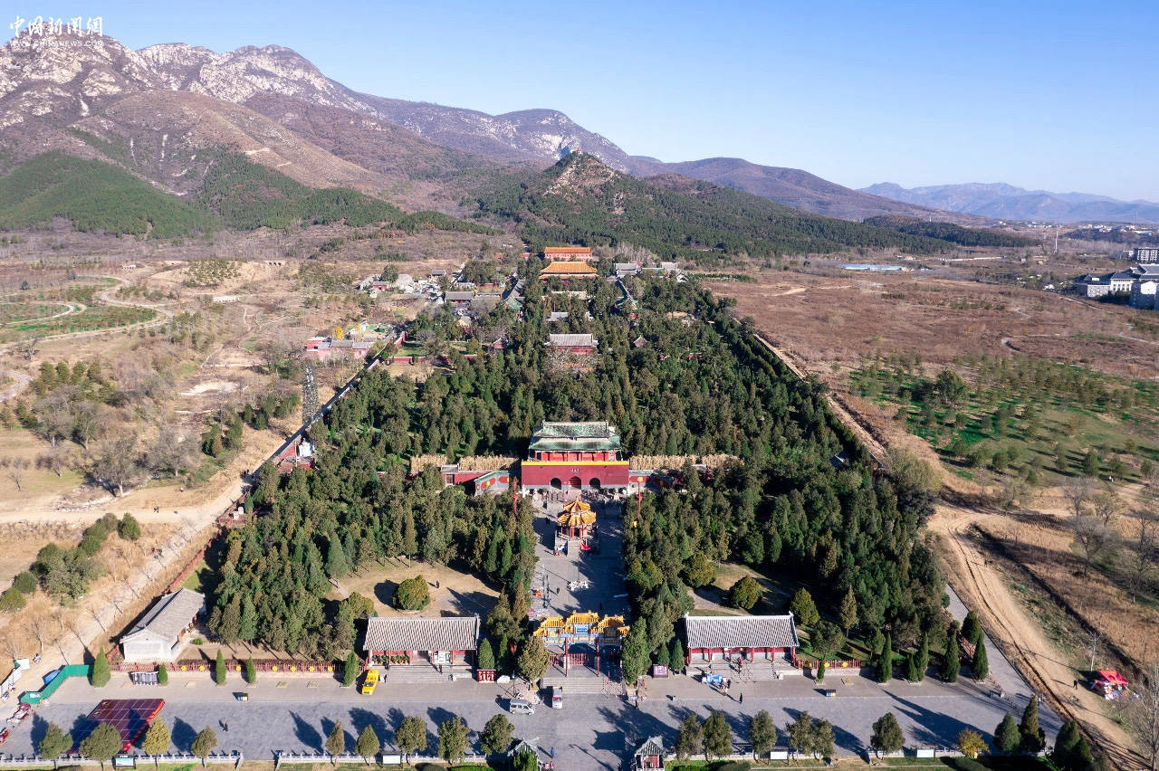 建起少室阙,又在太室山万岁峰启母庙前建启母阙,以祭祀大禹之妻涂山氏