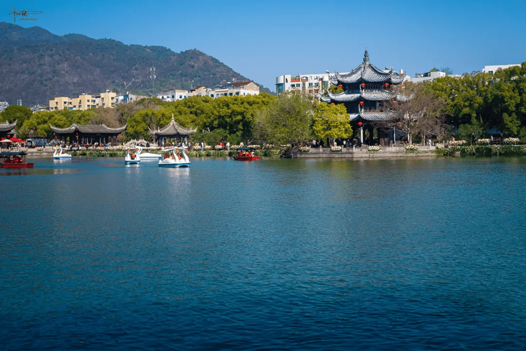 午后万物慵懒,那便静坐于东湖的湖心亭之上,听听戏曲,照拂春风.