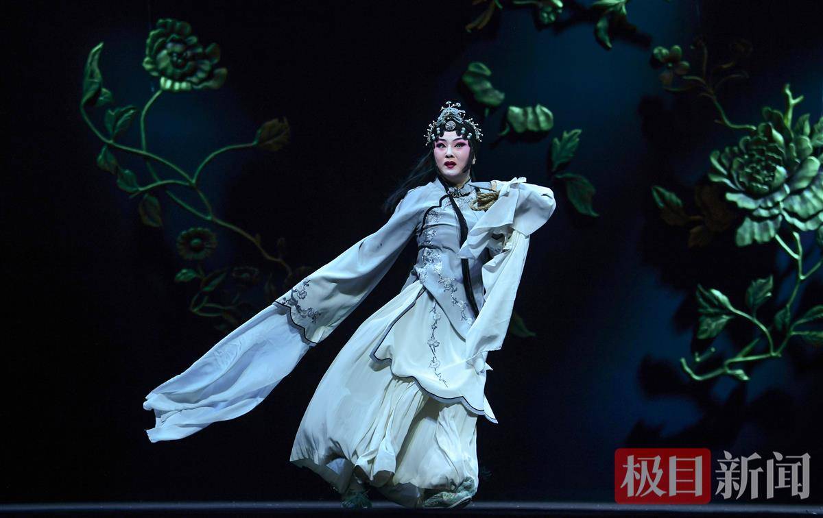 "希望能通过电影的记录,留下这部黄梅戏最唯美,动人的样子