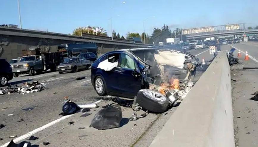 苹果公司华裔工程师开自动驾驶车祸身亡！特斯拉与家属达成和解：金额保密 