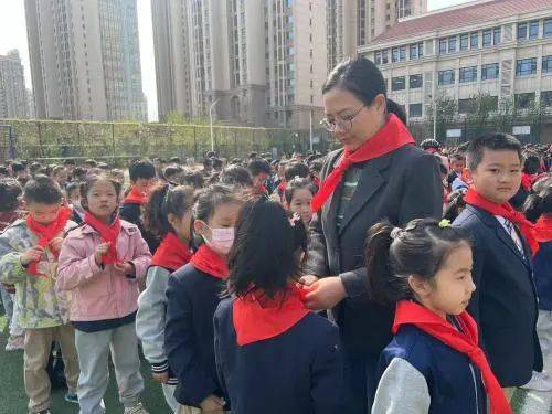 示范性入队仪式丨河东区实验小学举行永远跟党走争做好队员入队仪式