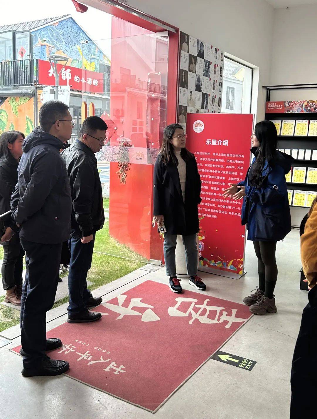 何婷婷一行来到光华创意街区79意库,详细了解园区发展情况,并实地走访