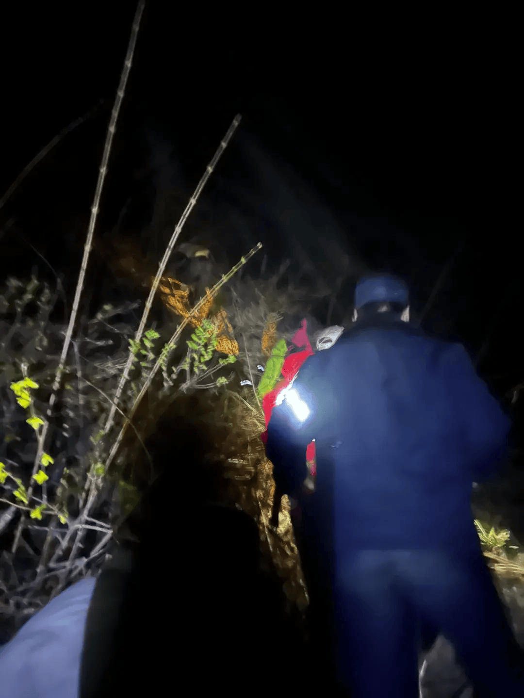五名驴友深夜被困山谷民警7小时紧急救援