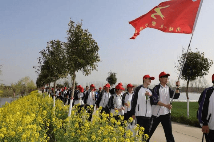 踏青徒步与青春同行丨扶沟县各高中团委组织学生团员开展徒步远足活动