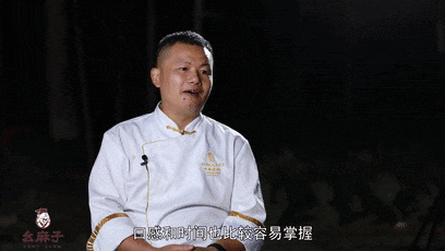 起锅倒入宽油,四五成油温时,用漏勺下入牛肉滑散,保持低油温把牛肉滑