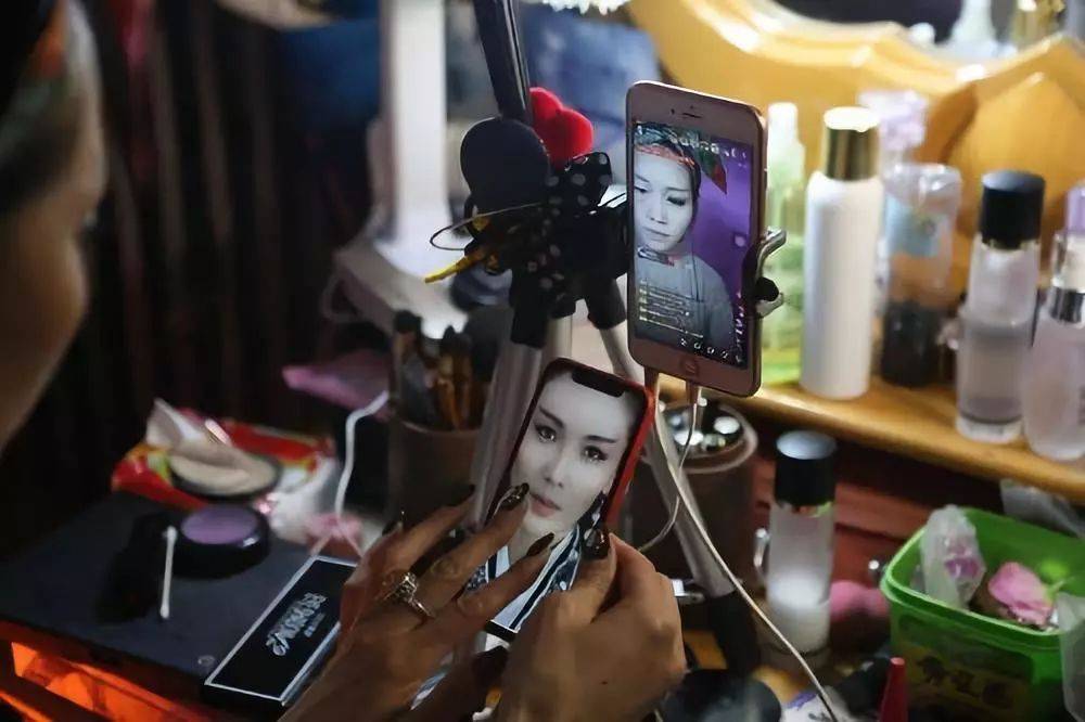 "农村妇女靠仿妆走红,强势圈粉260万!_化妆_丁兰_明星