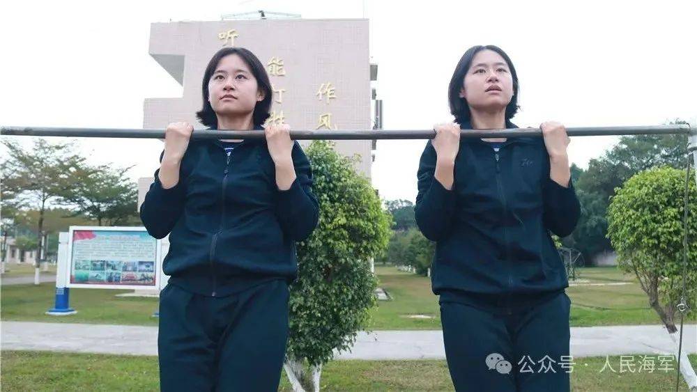 怀揣军旅梦的姐妹俩2022年9月▲姐妹(左为李雨彤,右为李雨琦)参加体能