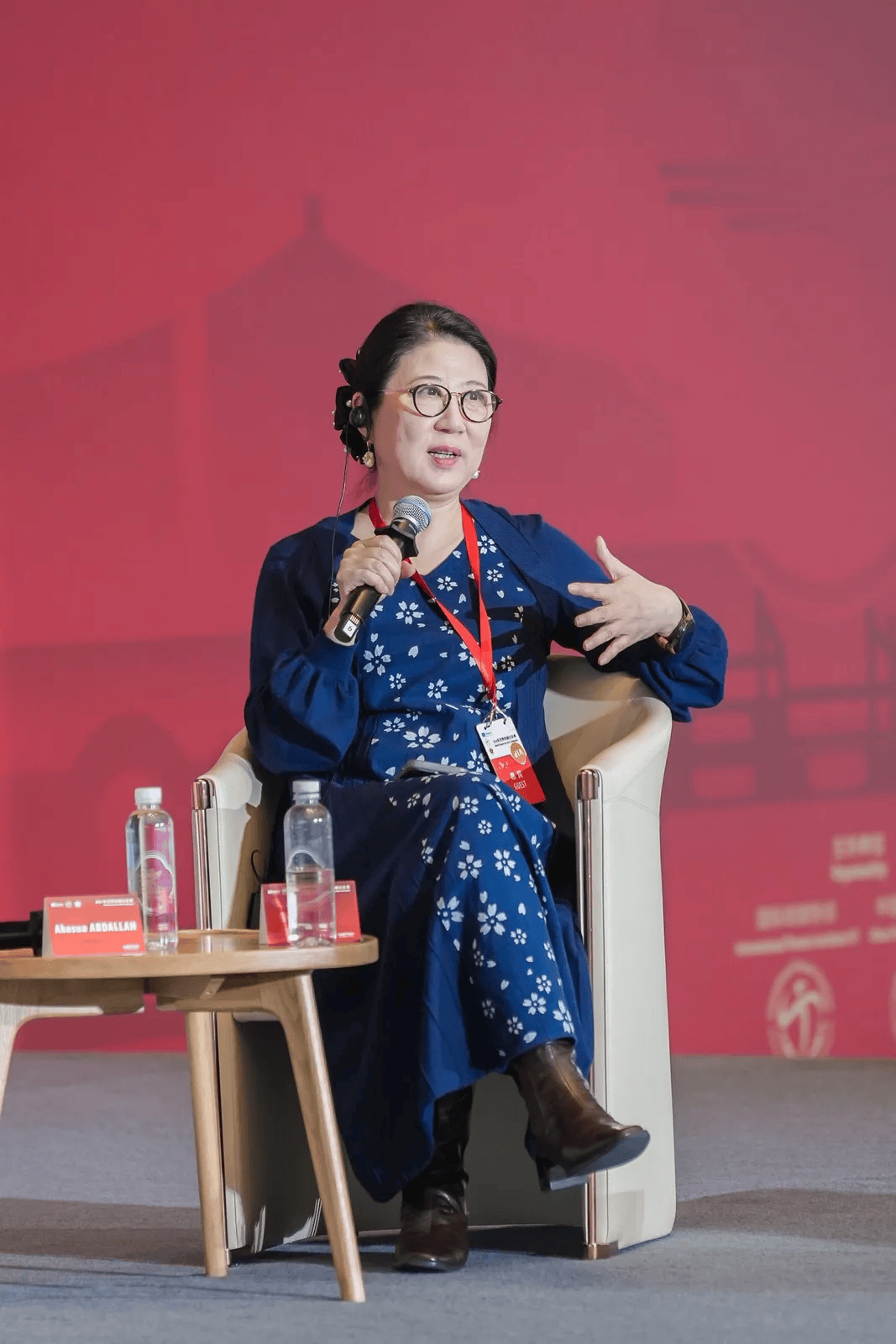 项目以导演为牵头人,征集材料除常规的个人简介,创意构思,导演阐述外