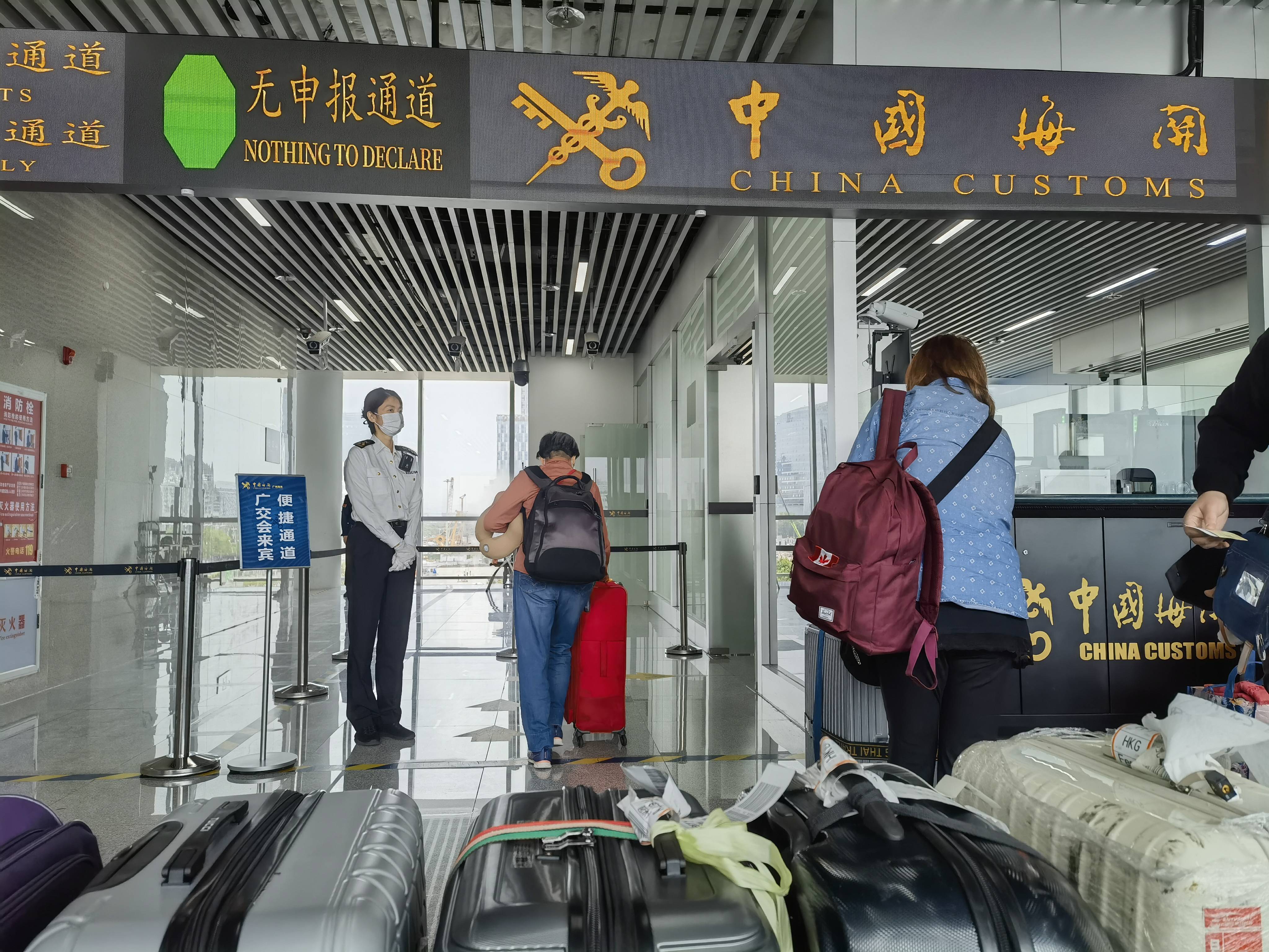 "广州海关在白云机场,南沙等货运口岸,设置广交会进境展览品通关绿色