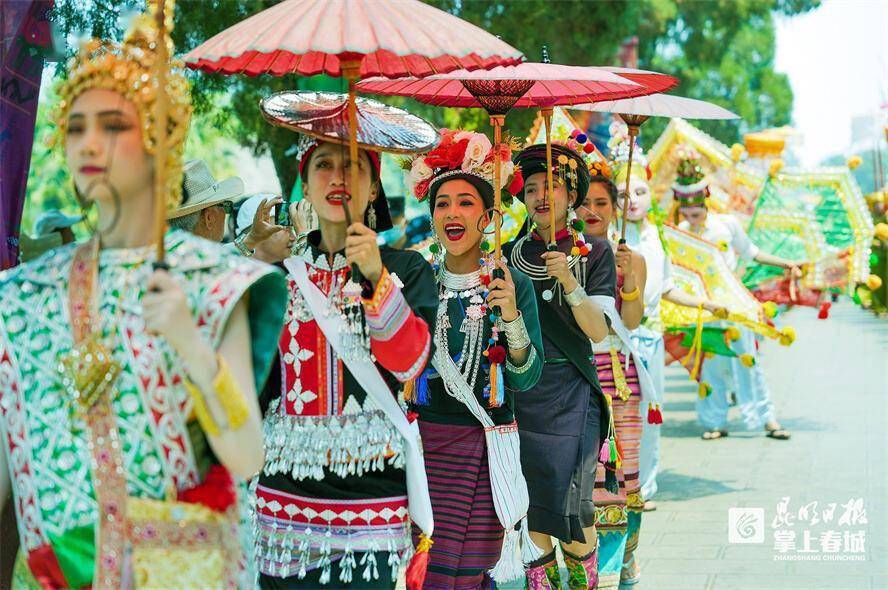 不同于充满傣乡风情的嘎光巡游,传统巡游是此次重点打造的经典项目