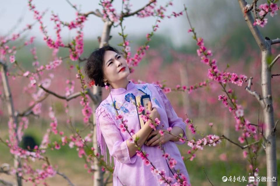 田间桃花中的笑脸_郓城_薛爱阔_人像