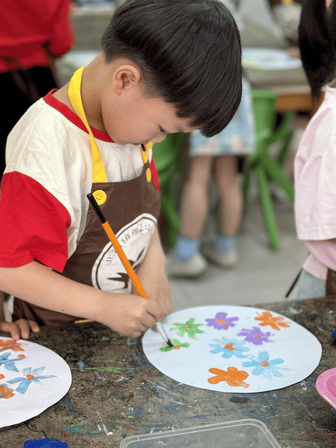 在水粉画活动中,孩子们陶醉在用水粉颜料与画笔的妙趣横生;一个个生动