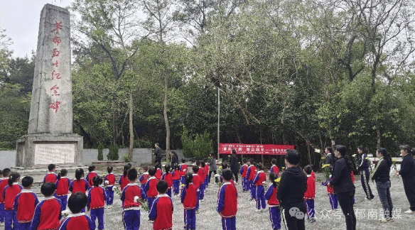 郁南县永红幼儿园童心缅先烈殷殷爱国情