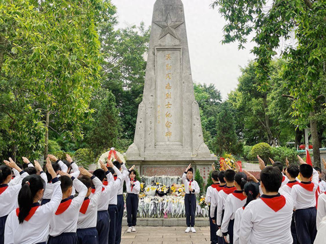 小学生祭扫烈士墓图片图片