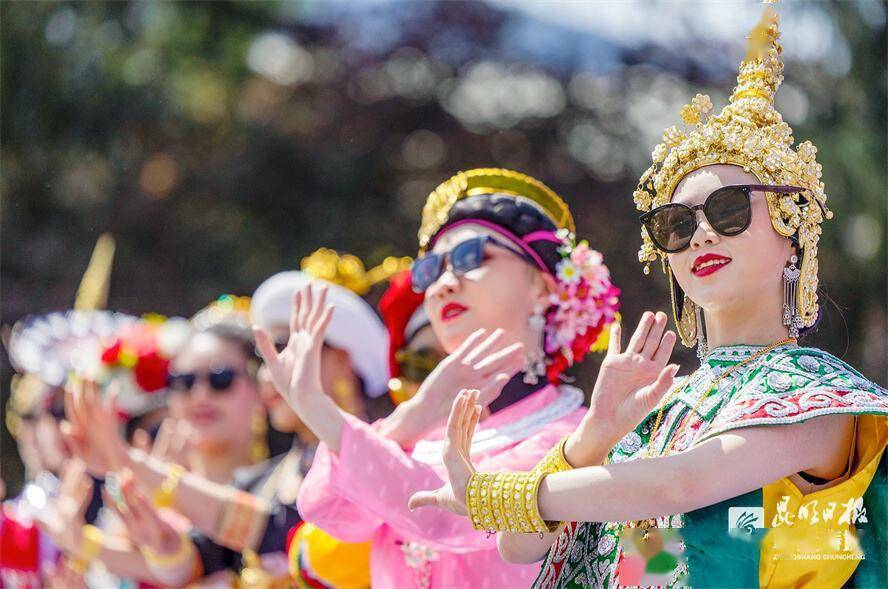 不同于充满傣乡风情的嘎光巡游,传统巡游是此次重点打造的经典项目