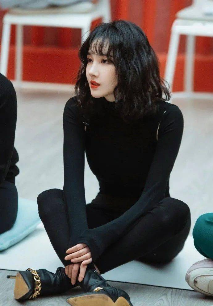 她因发育过猛退出国家游泳队却被三流导演看中一夜成名