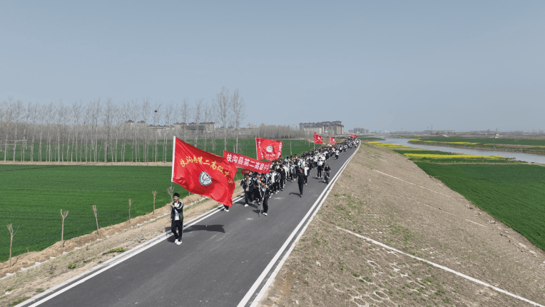 踏青徒步与青春同行丨扶沟县各高中团委组织学生团员开展徒步远足活动