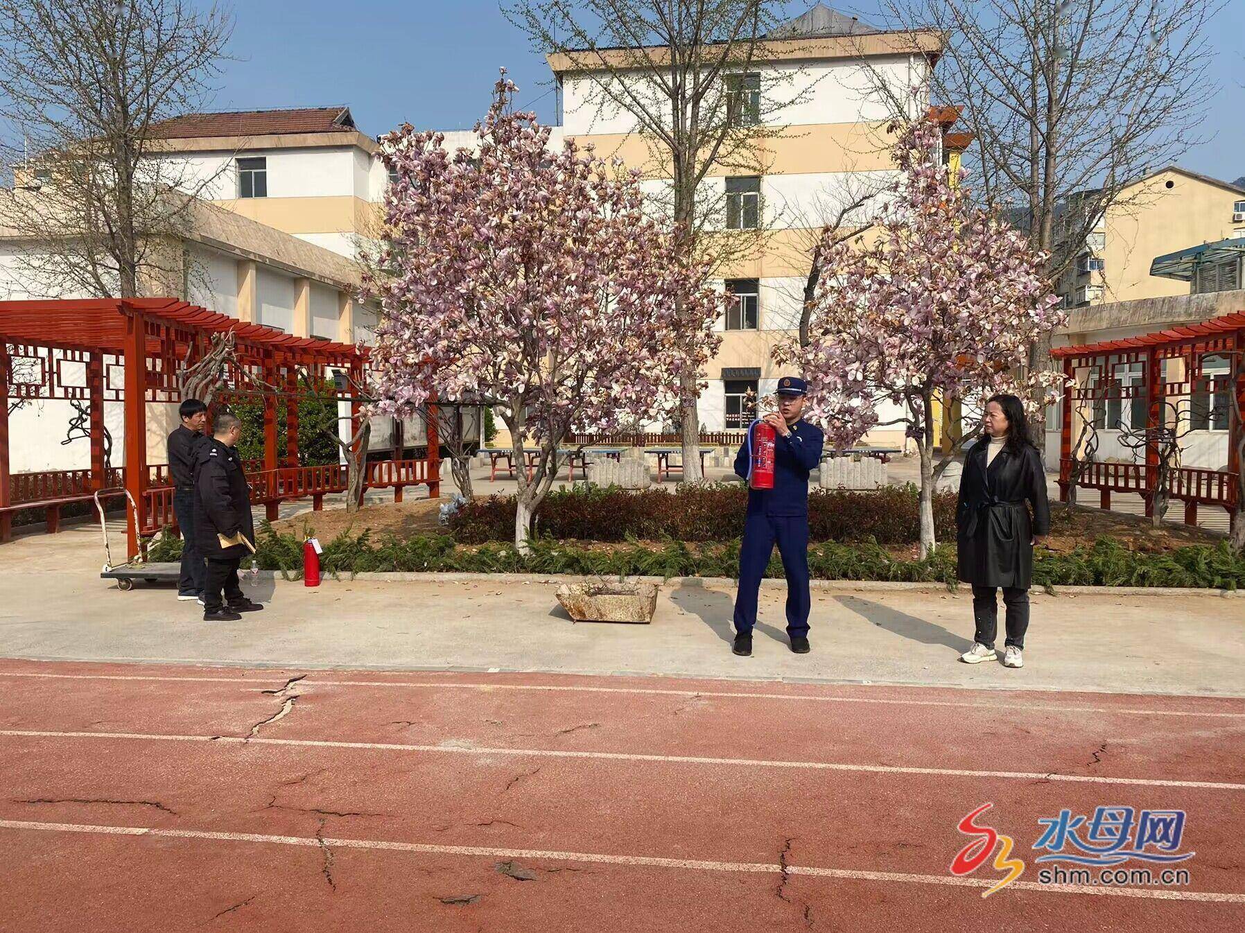 筑牢安全防火墙奇山小学举行消防安全知识讲座及应急疏散演练