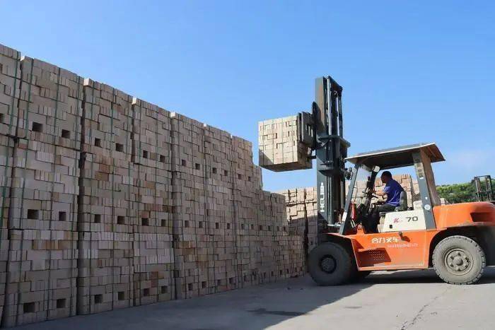 山西阳泰集团:煤矸石"变身"新型节能环保砖_发展_生产_晶鑫