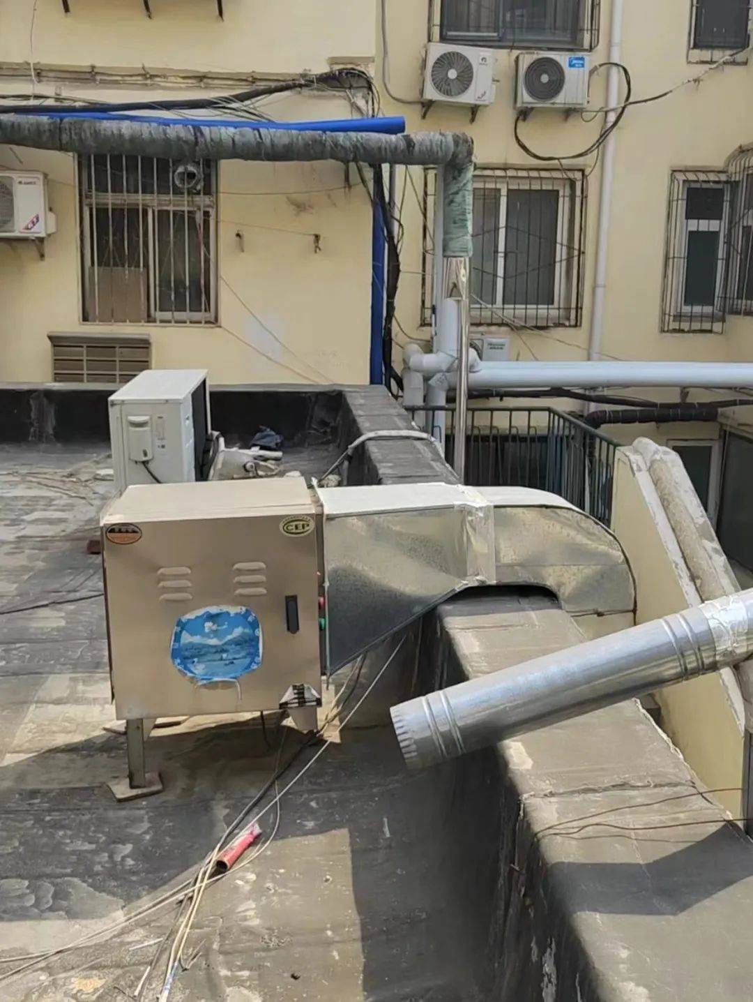 有7家之多,记者数了一下,从一楼窗户处伸出约四五根圆柱形的排烟管道