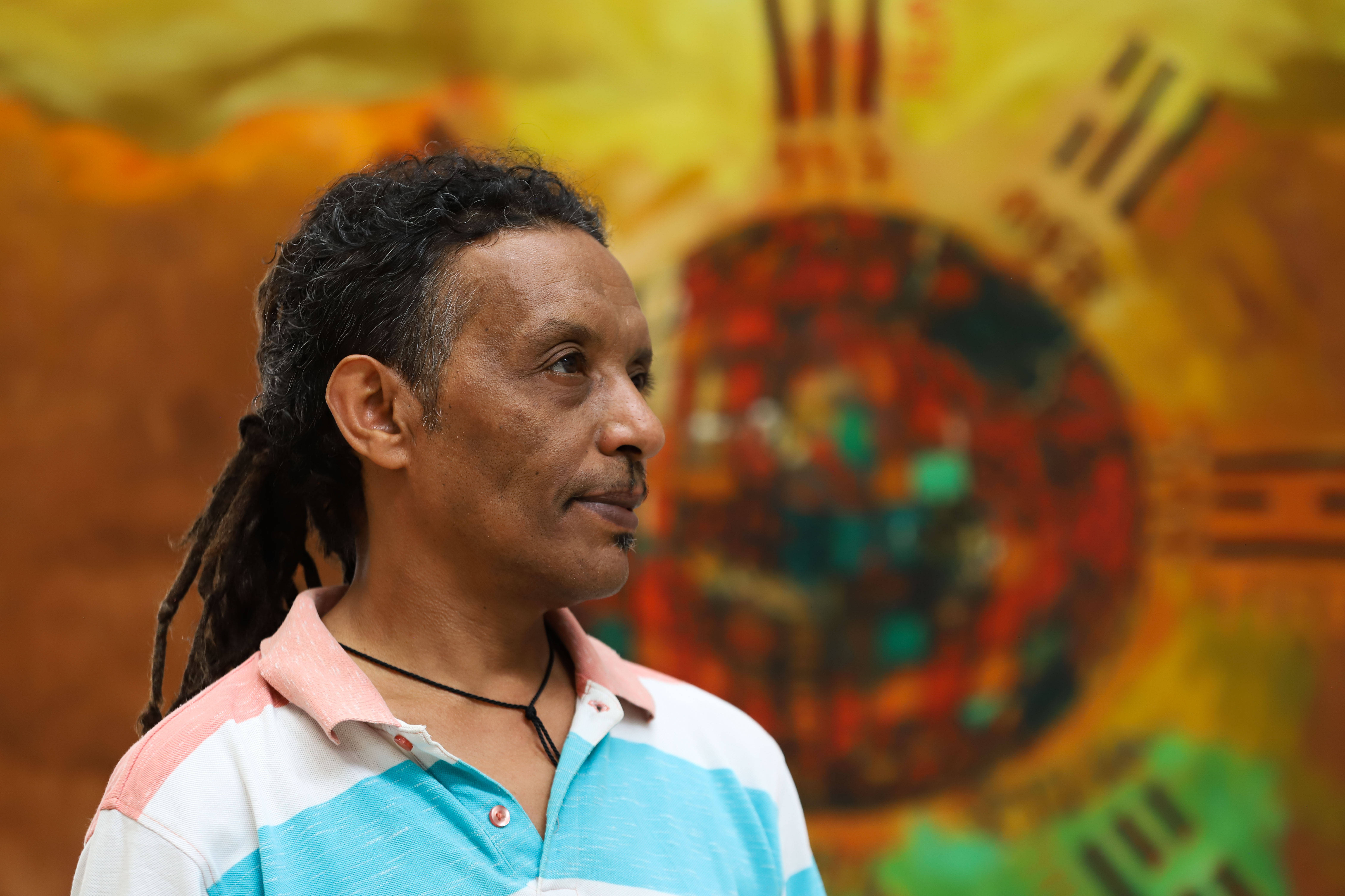 达维特站在自己的作品前.