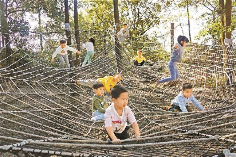 孩子们在大窝岭郊野径亲子探秘线上的游乐设施玩耍.