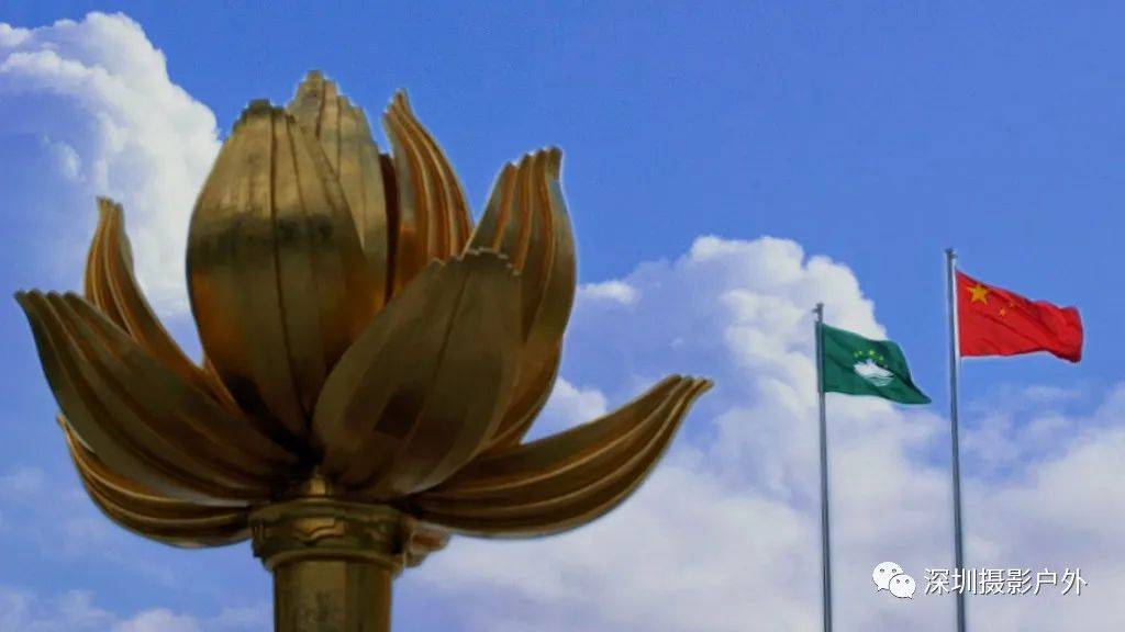 节,澳门回归纪念日,澳门特区政府都在金莲花广场举行升国旗,区旗仪式