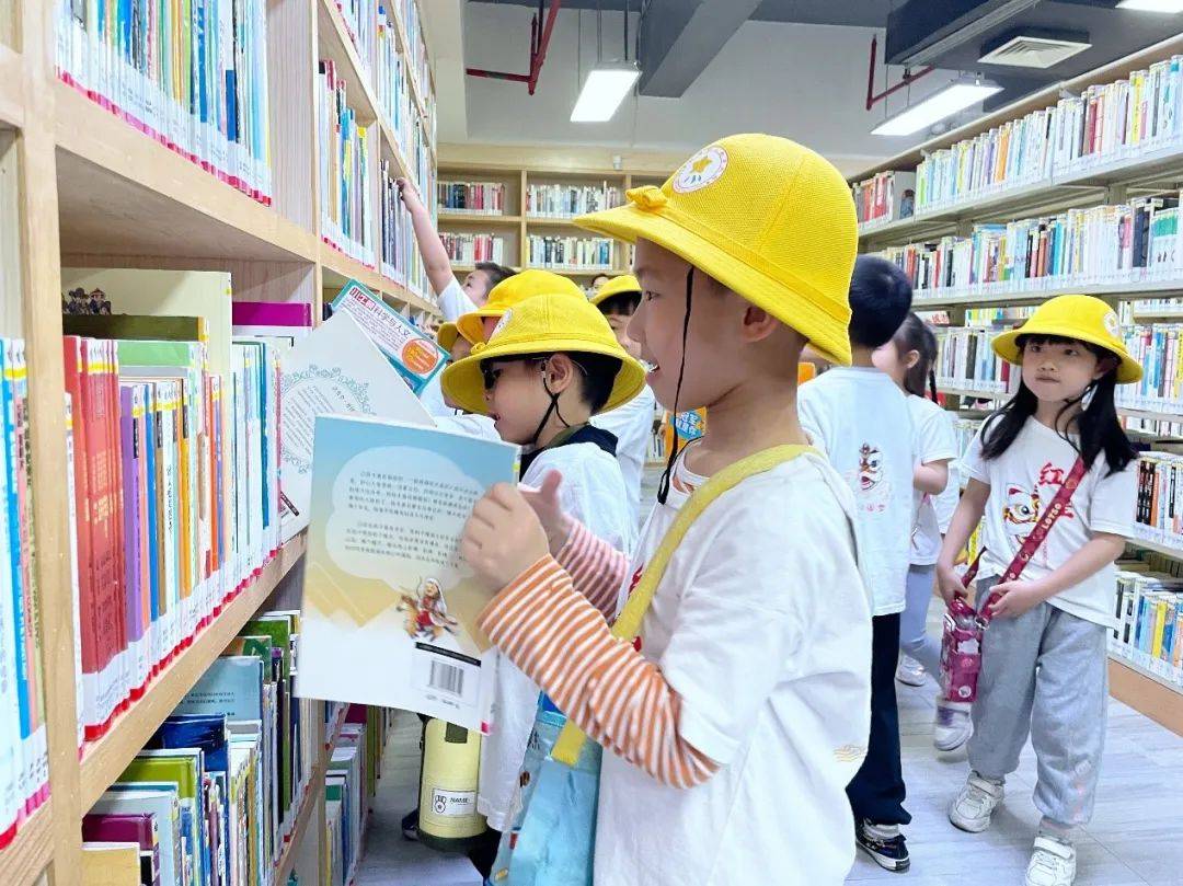 我和图书馆有个约会红星幼儿园走进图书馆研学活动