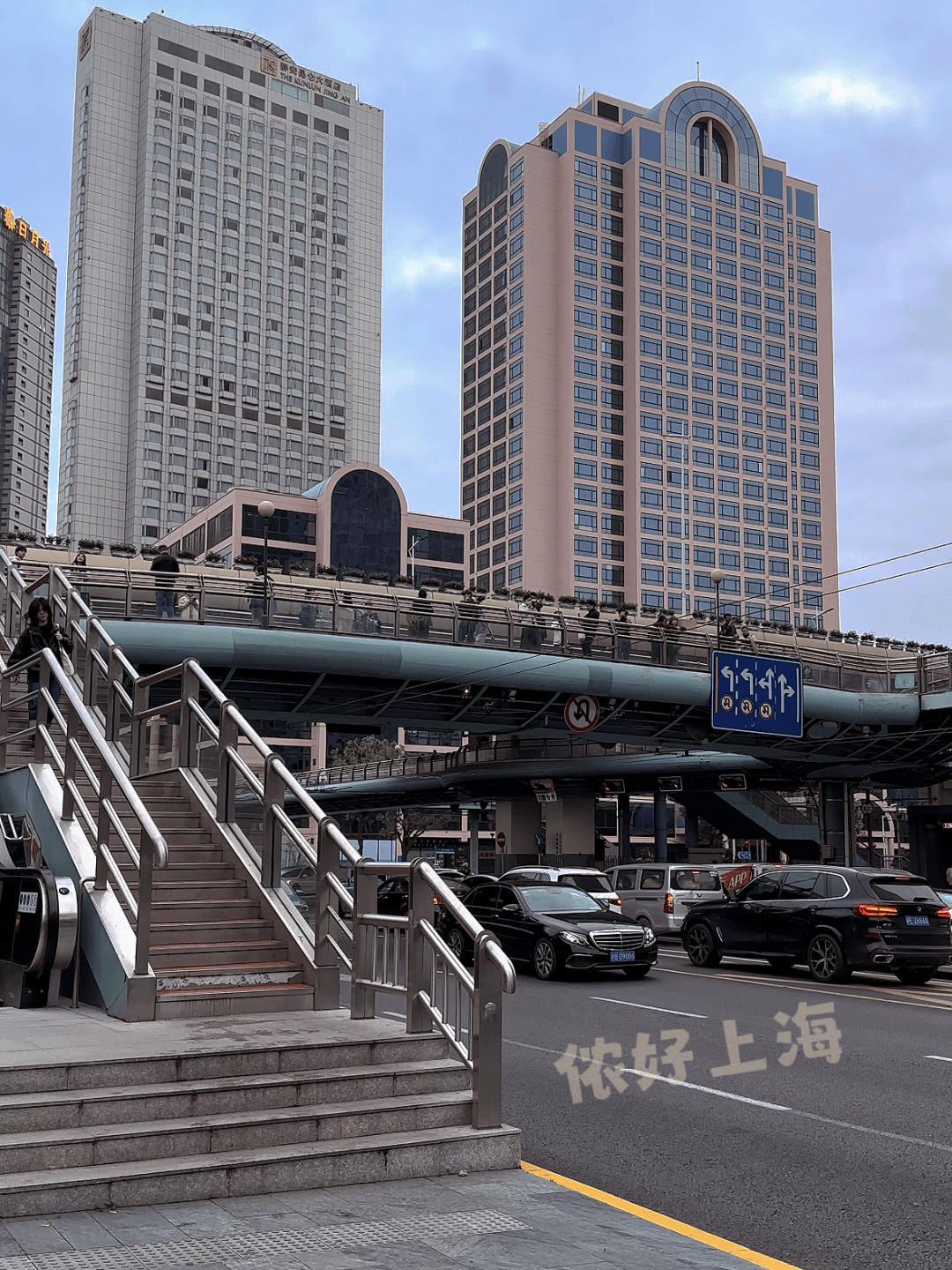 上海延安路天桥竟成网红打卡地茫茫多人只为等静安寺亮灯解锁更多宝藏