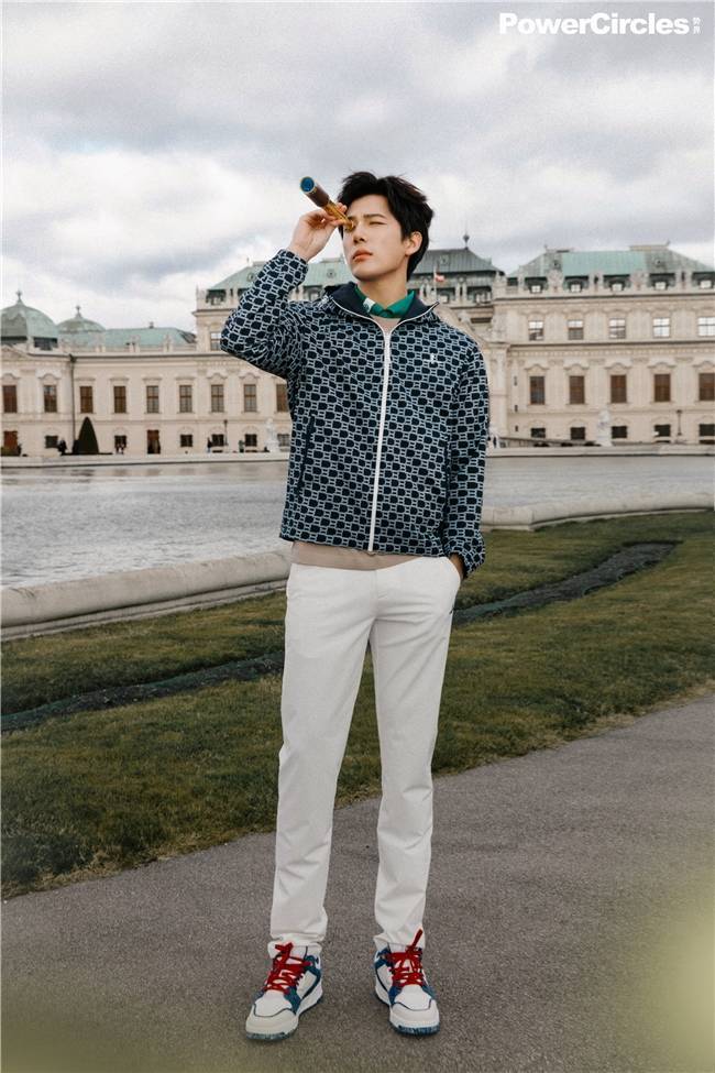 老王哥王安宇现身维也纳当导游一身比音勒芬潮装网友直呼梦回花少