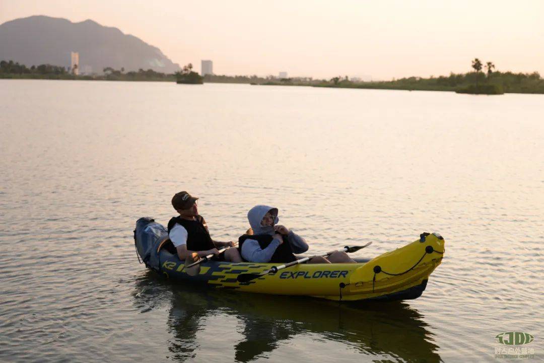 又可轻松随意前行逐浪前行的皮划艇也太好玩了金湾特色的水上运动?