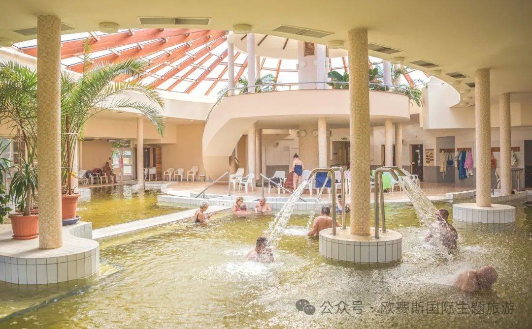 z02rmény 的 bocskai beach and spa 拥有 7 个水疗中心和温泉池