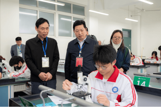 近日,荆州市初中毕业生物理化学生物实验技能考试开考,全市189所初中