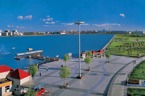 黎明湖公园1"踏青"在大庆走进公园,蓝天碧水,草长莺飞,空气清新,游人