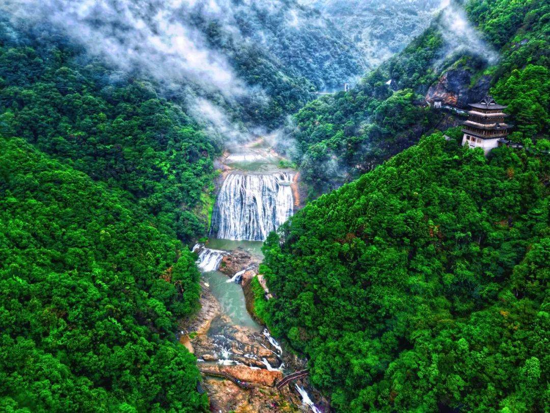 它是全国最大的瀑布群之一,宁德世界地质公园核心景区,国家aaaa级旅游