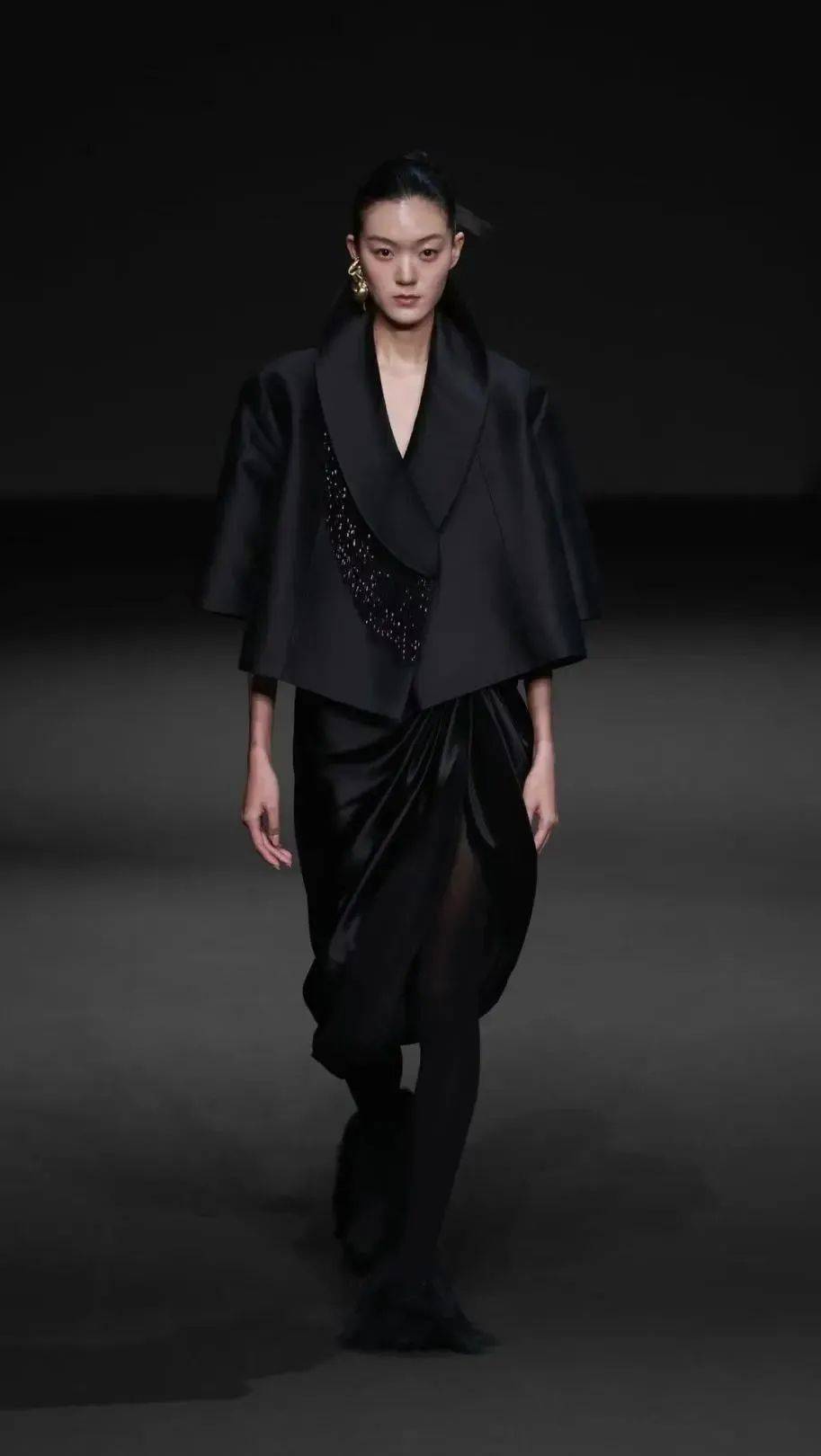 中国国际时装周上看起来有衣张力的服装长什么模样