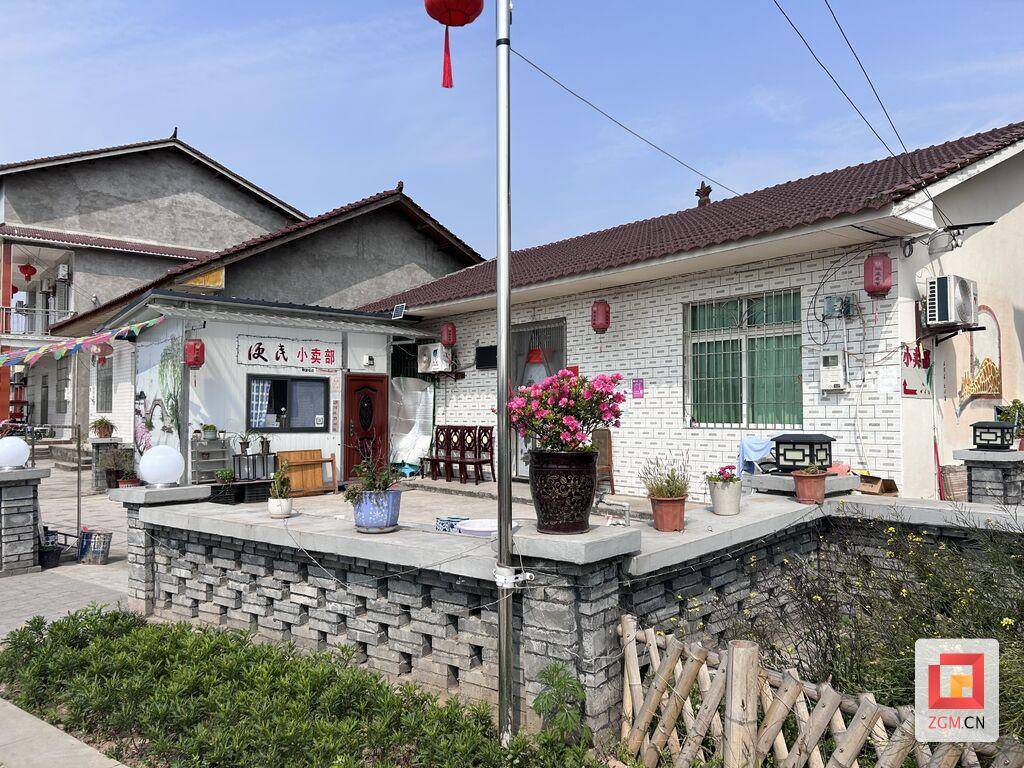 "现在硬化路通到了家门口,村里也变得更美了,住在这里就是舒服.