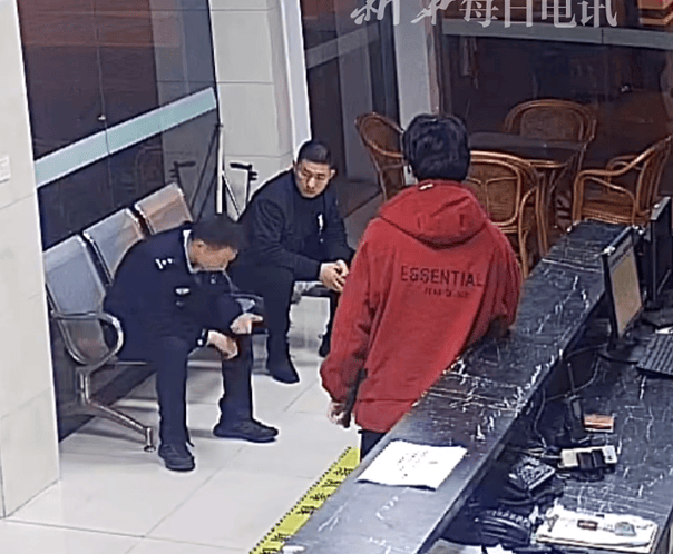 直到做完解释工作坚持与当事人亲属沟通周凯婉拒了面对同事让其先去