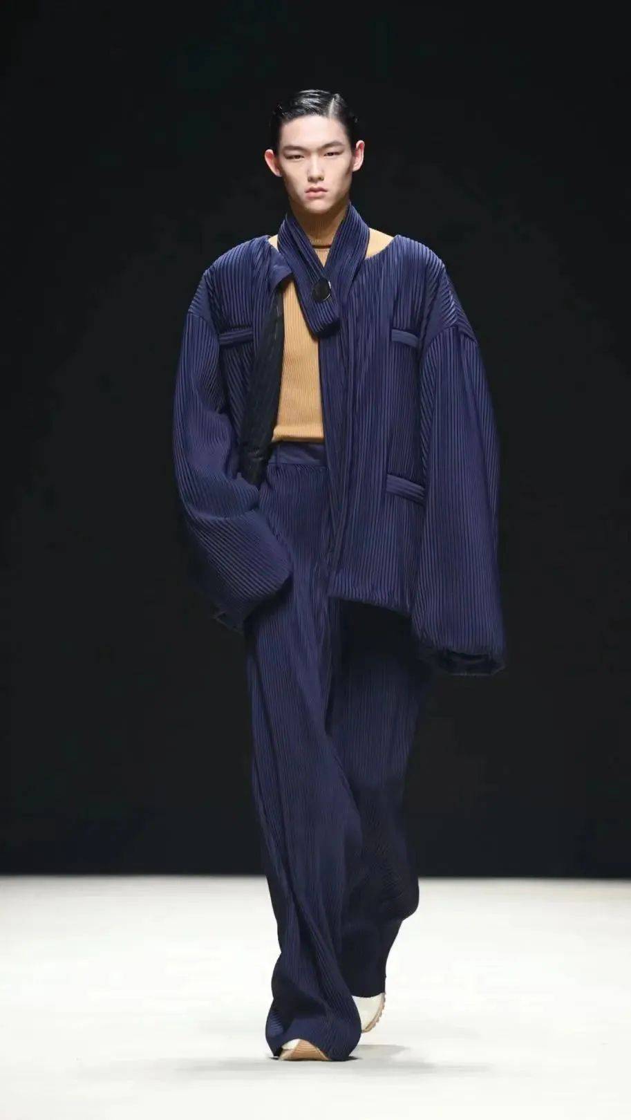 中国国际时装周上看起来有衣张力的服装长什么模样