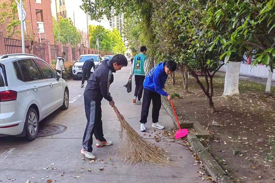 校园大扫除 我们在行动