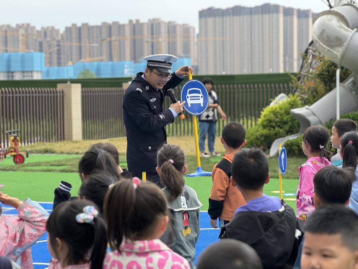 西安港浐交警:交通安全进校园 共筑平安护成长_小朋友们_手势_文明