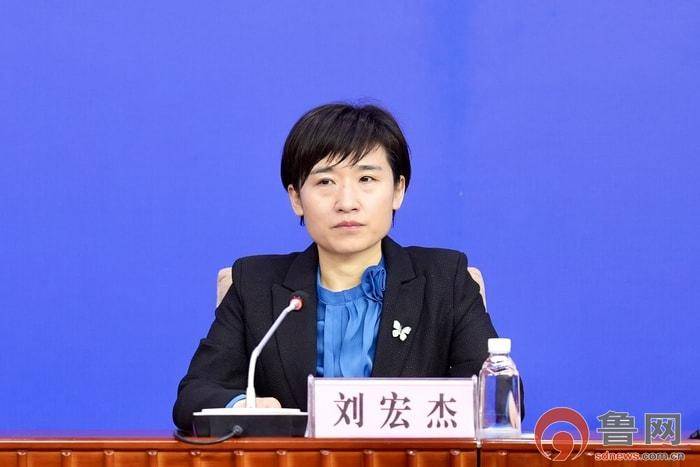 枣庄市体育局党组成员,副局长刘宏杰出席会议并回答记者提问