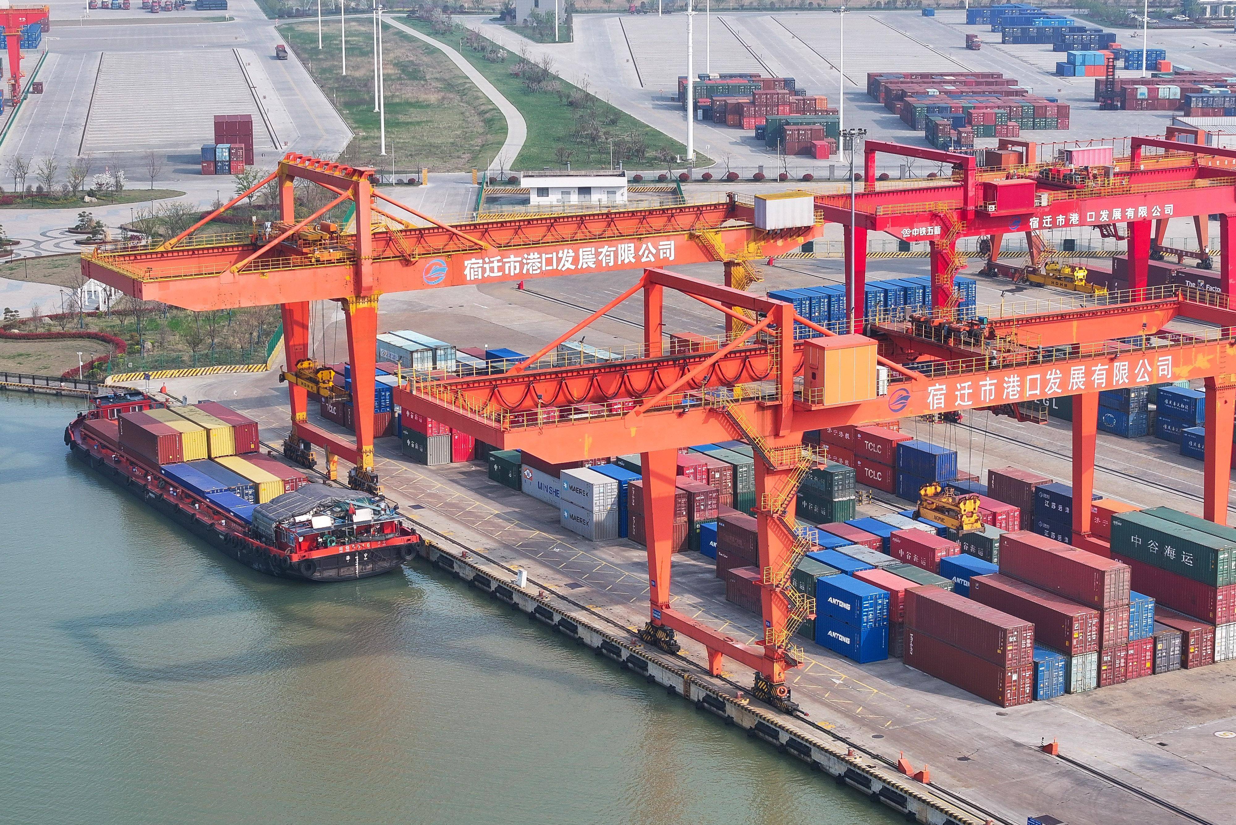 4月9日,在运河宿迁港码头,货船停靠进行卸货作业(无人机照片).