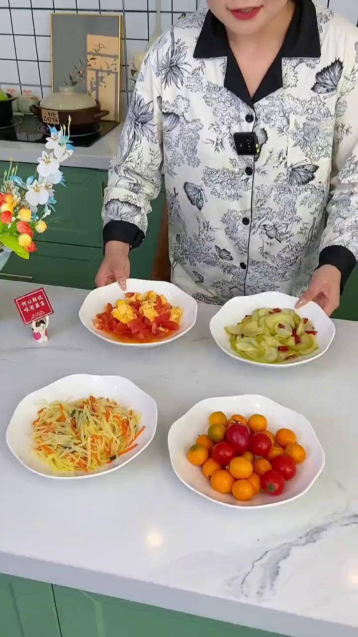 8寸花瓣盘子4个装 到手4个菜盘太合适了,花瓣造型还是陶瓷釉下彩,盛菜